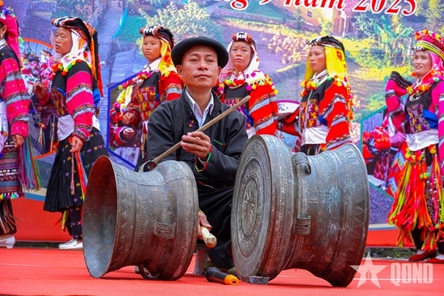 Unique ancestor worship ceremony of Lo Lo Den people